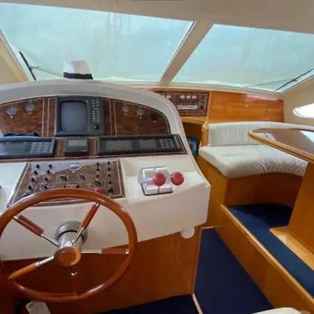 Yacht Raffaelli 54 Fly Bridge Båthotell *